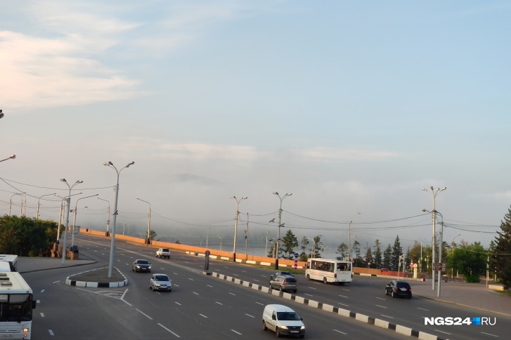 Из-за тумана не видно правого берега с моста Из-за тумана не видно правого берега с моста