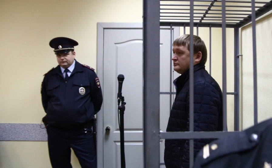 Один мужчина был майором полиции и занимал большие должности в главном управлении по борьбе с коррупцией. Однажды он взял от рыночных торговцев в подарок ружье ценой в 700 тысяч. А в обмен пообещал закрыть глаза кое на что в делах красноярца. Теперь майор ждет суда.