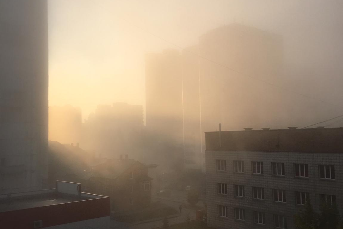 Некоторые здания на улицах города стали едва различимы Некоторые здания на улицах города стали едва различимы