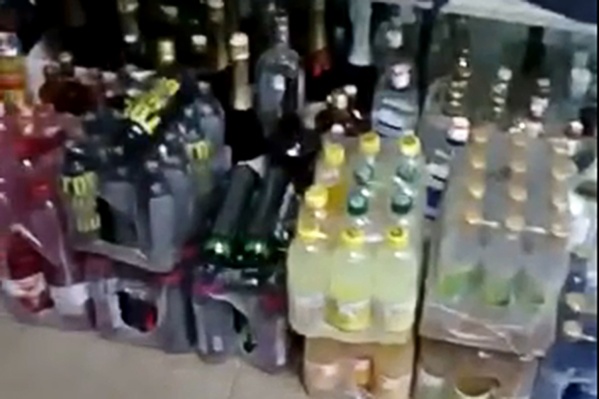 Упаковки с алкоголем хранили под прилавком Упаковки с алкоголем хранили под прилавком