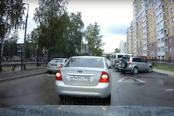 Этот Ford зазевался и сдал назад, ударив автомобиль. Хотя последствия такого ДТП очень похожи на наезд сзади, вина в данном случае целиком на водителе Ford Этот Ford зазевался и сдал назад, ударив автомобиль. Хотя последствия такого ДТП очень похожи на наезд сзади, вина в данном случае целиком на водителе Ford