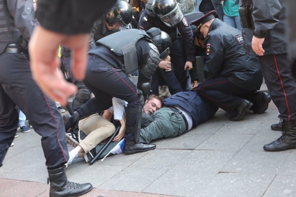 Некоторых участников протестных акций в Москве задерживали жестко — с применением физической силы, дубинок Некоторых участников протестных акций в Москве задерживали жестко — с применением физической силы, дубинок