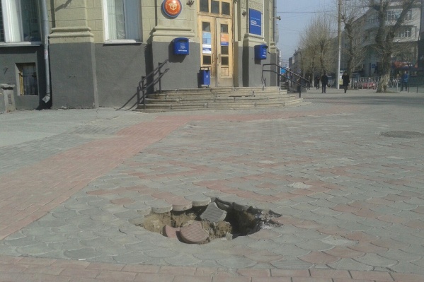 Яма стояла без ограждения всю ночь Яма стояла без ограждения всю ночь
