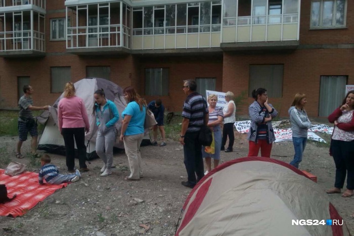 Отчаявшиеся дольщики разбили палаточный лагерь на ул. Грунтовой Отчаявшиеся дольщики разбили палаточный лагерь на ул. Грунтовой