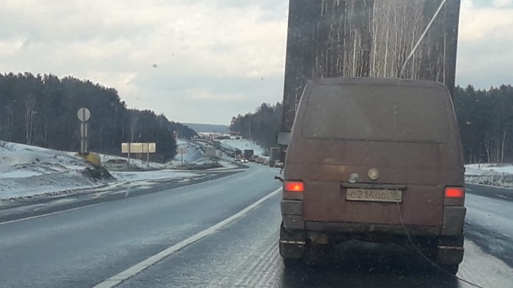 «Пробка — 20 километров»: из-за ям на трассе Пермь — Екатеринбург водители встали в дорожном заторе