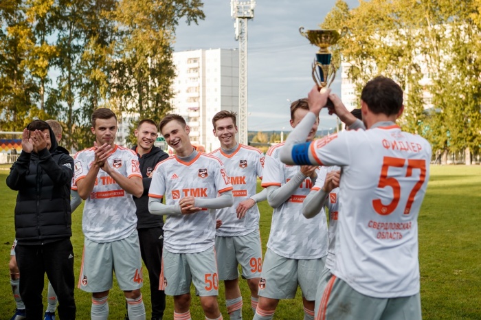 Капитан Артем Фидлер с кубком в руках Капитан Артем Фидлер с кубком в руках