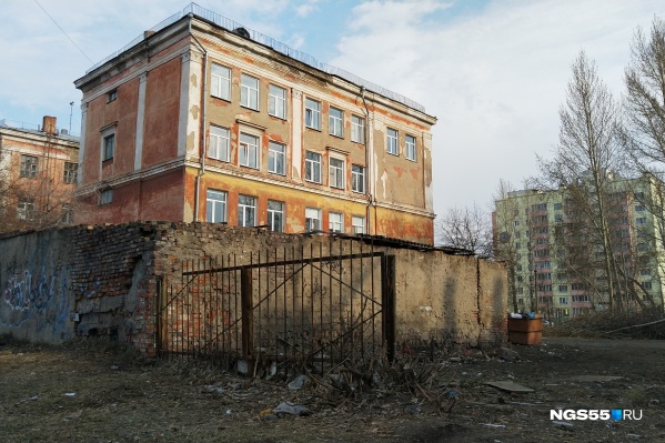 Раньше этот забор разделял стадион и школьный двор. Потом от конструкции осталось только два пролёта. Сейчас их убрали вовсе Раньше этот забор разделял стадион и школьный двор. Потом от конструкции осталось только два пролёта. Сейчас их убрали вовсе