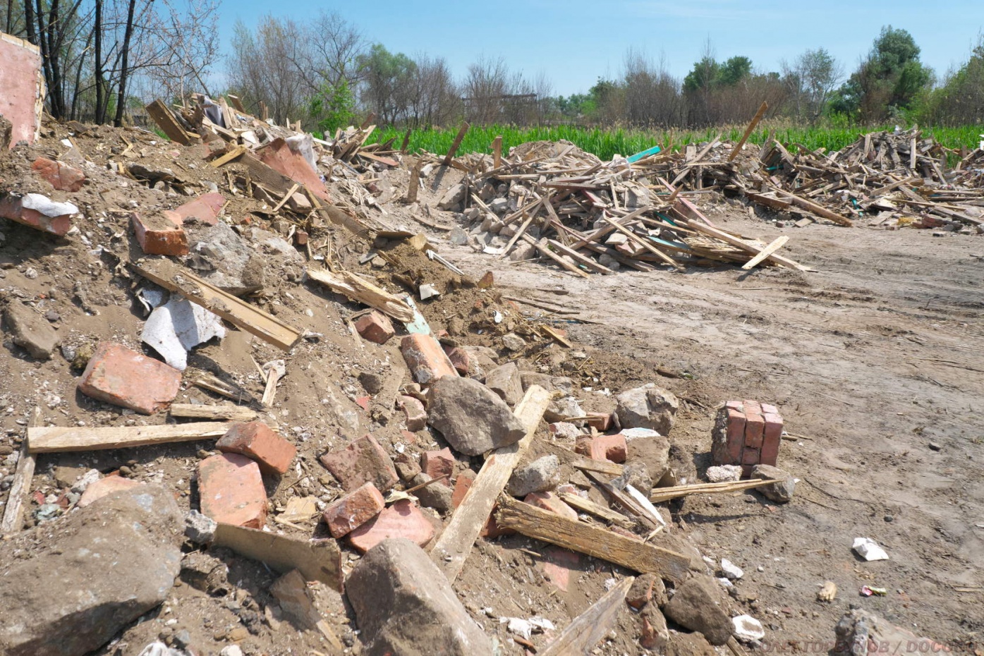 «Вместе с землей скидывают бутылки»: двор Волгограда засыпают горами строительного мусора
