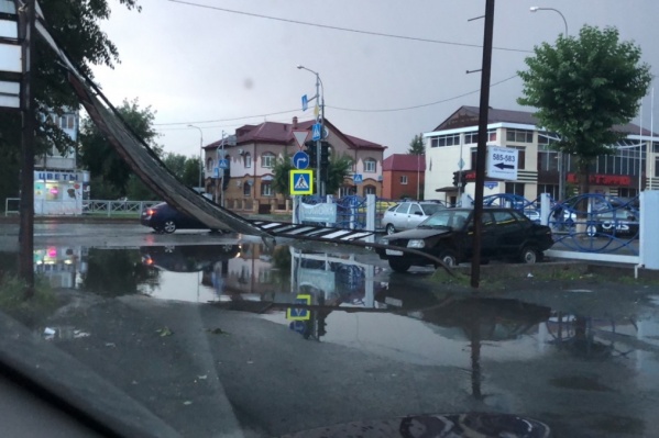 Находиться на улице в такую непогоду опасно. От сильных порывов ветра рушатся различные конструкции и падают деревья Находиться на улице в такую непогоду опасно. От сильных порывов ветра рушатся различные конструкции и падают деревья