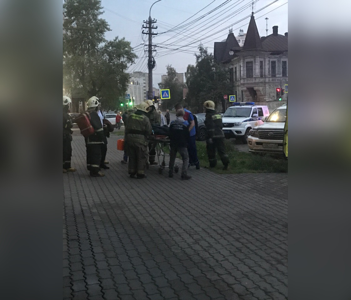 «Находился без сознания»: в центре Архангельска мужчина выпал с балкона девятого этажа