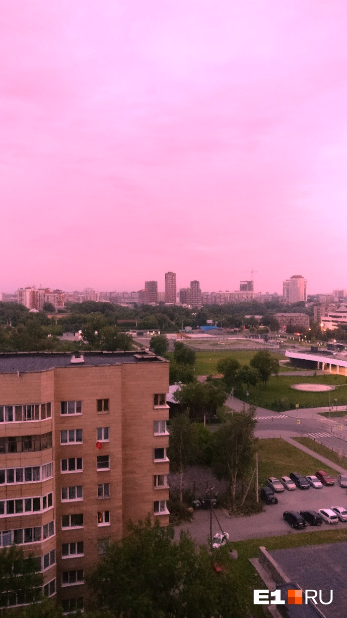 Над Екатеринбургом этим утром поднялся кроваво-красный рассвет
