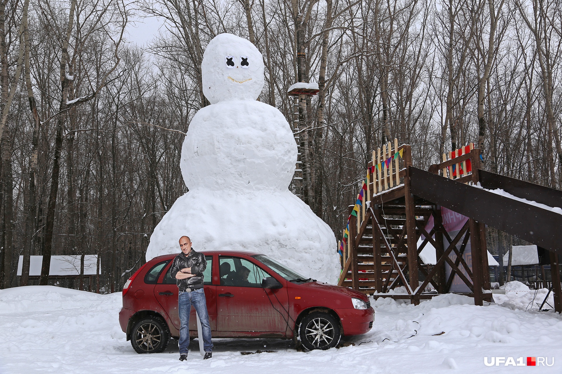 Самого огромного в городе снеговика мы нашли на трассе «Биатлон»