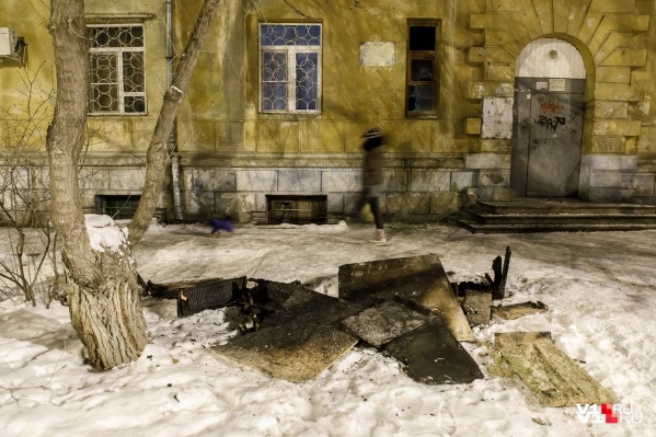 Жильцы уверены, что их дом подожгли, занеся в подъезд доски и облив их керосином Жильцы уверены, что их дом подожгли, занеся в подъезд доски и облив их керосином