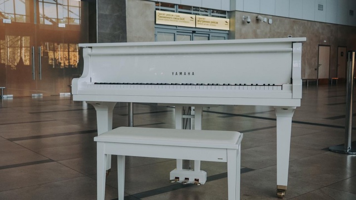 В аэропорту установили белоснежный рояль и разрешают на нем играть