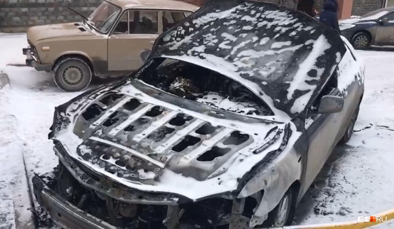 Автомобиль после пожара вряд ли можно восстановить Автомобиль после пожара вряд ли можно восстановить