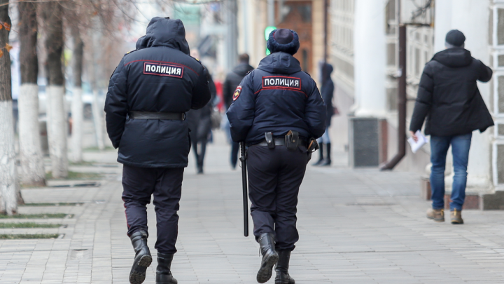 В Таганроге разыскивают мужчину, который приставал к детям на площадке