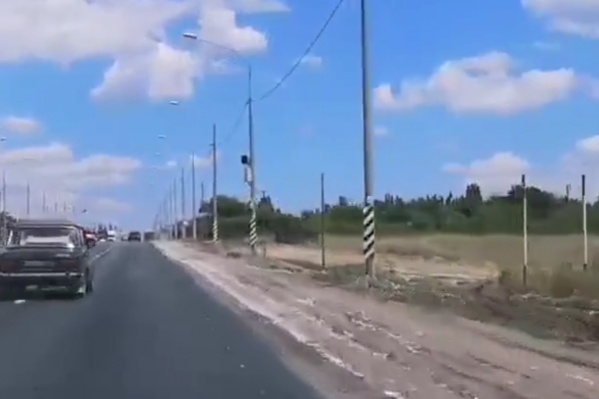 Знаки, предупреждающие о въезде в Волгоград, дорожники срезали, а радар - остался Знаки, предупреждающие о въезде в Волгоград, дорожники срезали, а радар - остался