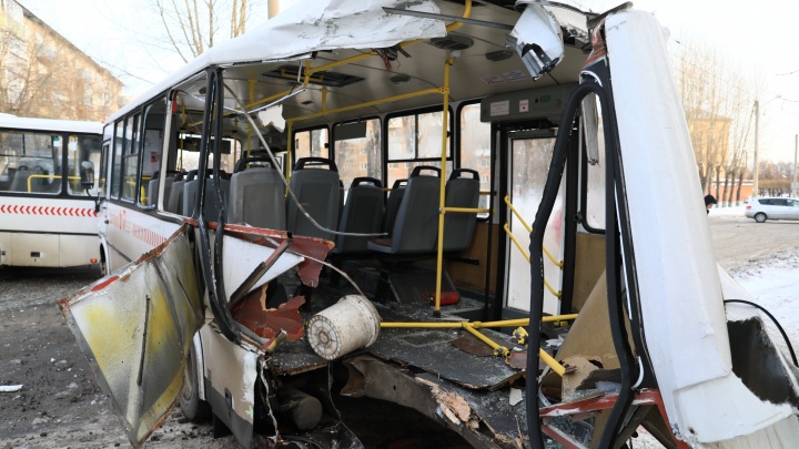 Два автобуса c пассажирами столкнулись на Крупской. Пострадали 6 человек. Видео
