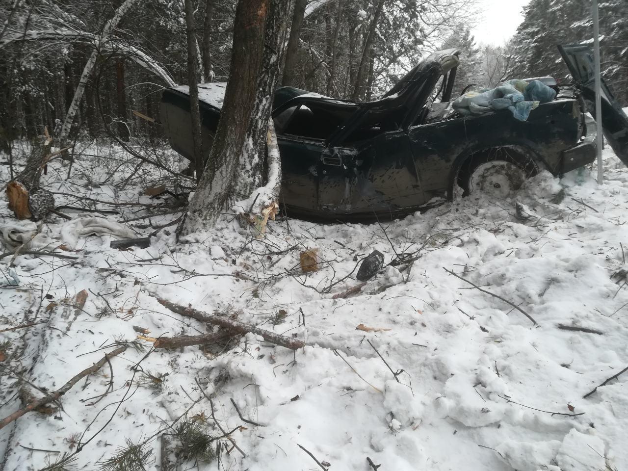 В Кетовском районе ВАЗ съехал в кювет и врезался в дерево