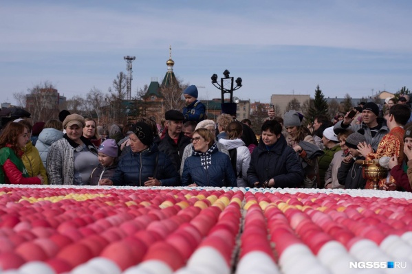 Омичи замерли над полем крашеных яиц в предвкушении Омичи замерли над полем крашеных яиц в предвкушении 