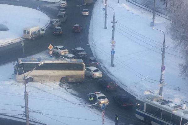 Автобус перекрыл целую полосу Автобус перекрыл целую полосу
