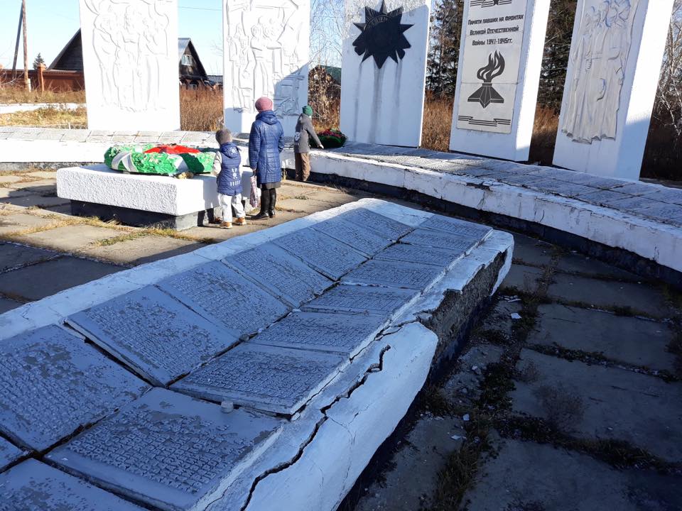 Мемориал новости сегодня. Заброшенные памятники ВОВ. Заброшенные памятники Красноярского края. Д трещин памятника. Реставрация полуразрушенных мемориалов.