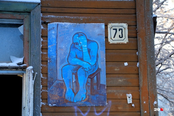 Посмотреть выставку можно на фасаде дома на Ломоносова, 73