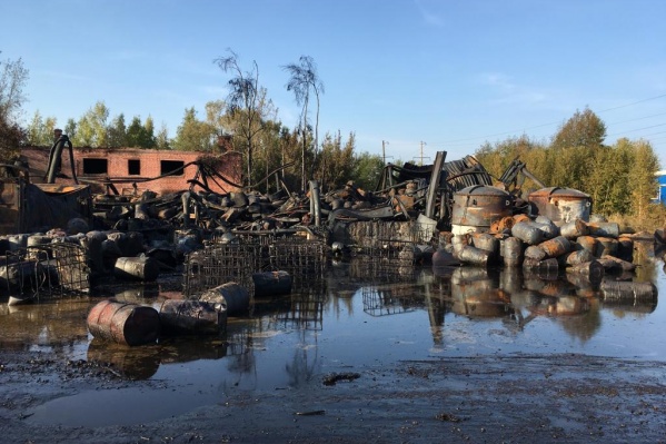 Сколько тонн масла и химикатов впиталось в землю, пока что неизвестно, но, скорее всего, много<br> Сколько тонн масла и химикатов впиталось в землю, пока что неизвестно, но, скорее всего, много<br>