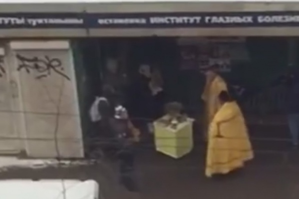 Двое священнослужителей пришли на остановку, чтобы освятить дорогу поблизости Двое священнослужителей пришли на остановку, чтобы освятить дорогу поблизости