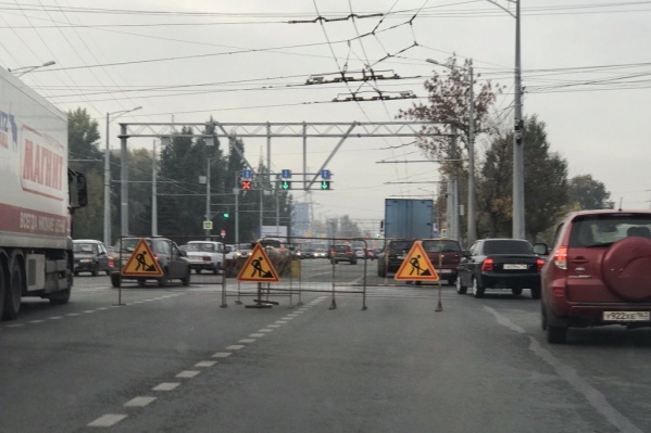 Для движения транспорта закрыли две полосы по направлению в город Для движения транспорта закрыли две полосы по направлению в город