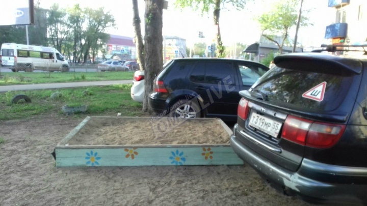 «Я паркуюсь как...»: стоянка в песочнице и Jeep на помойке