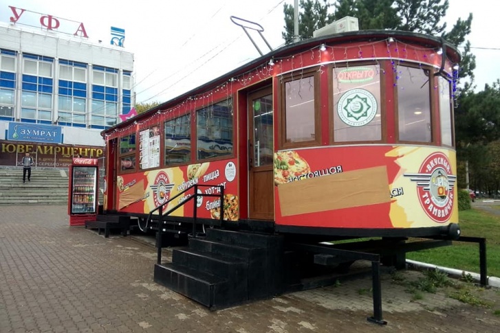 Трамвайчик припаркован у универмага «Уфа»