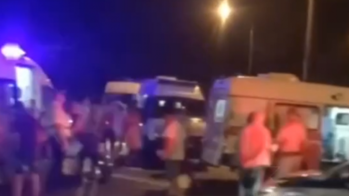 В Краснодарском крае автобус с туристами улетел в обрыв после лобового ДТП, пострадали 30 человек