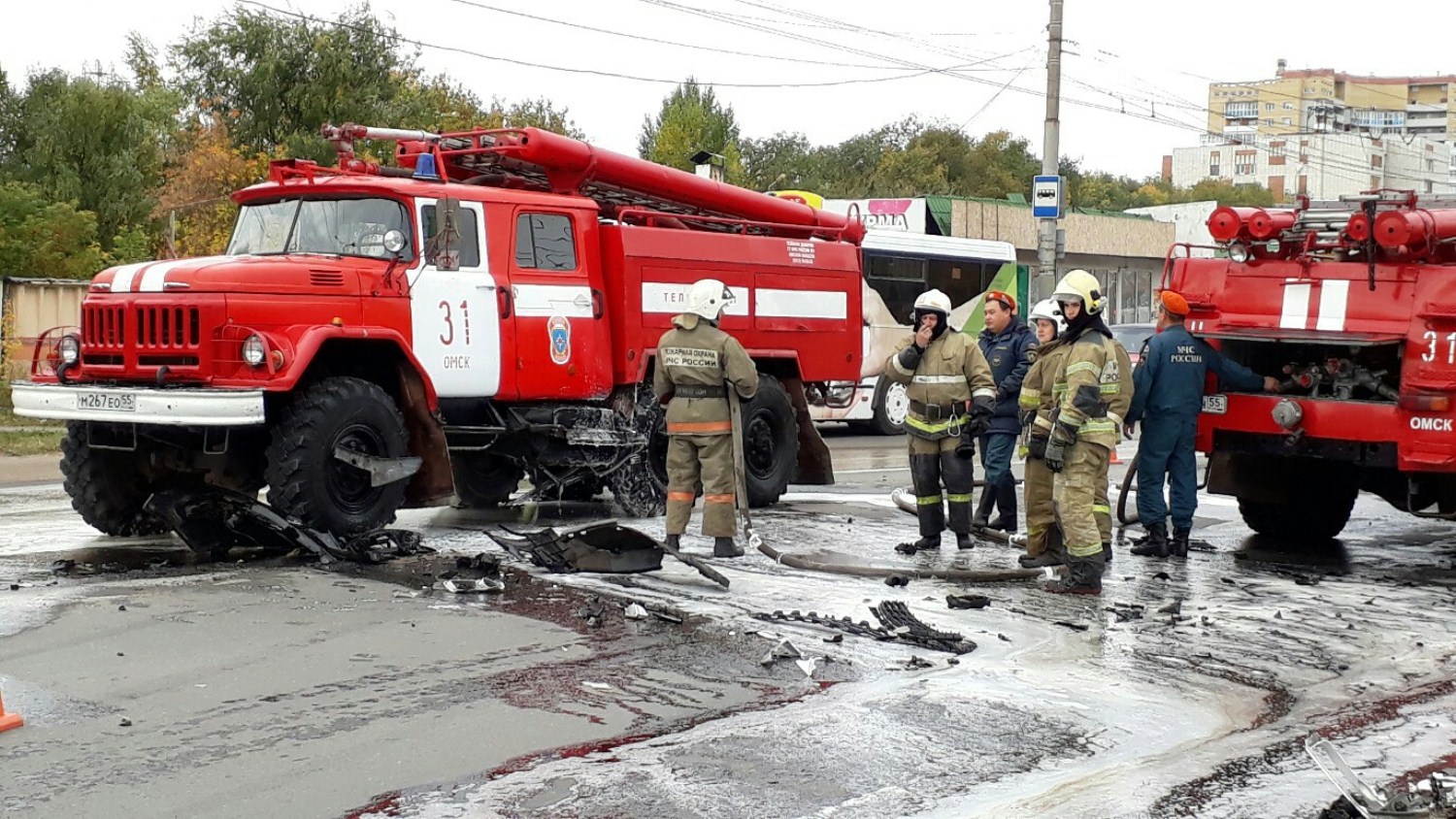 Пожарники омск. Сломанная пожарная машина. Разбитая пожарная машина. Брошенные пожарные машины.