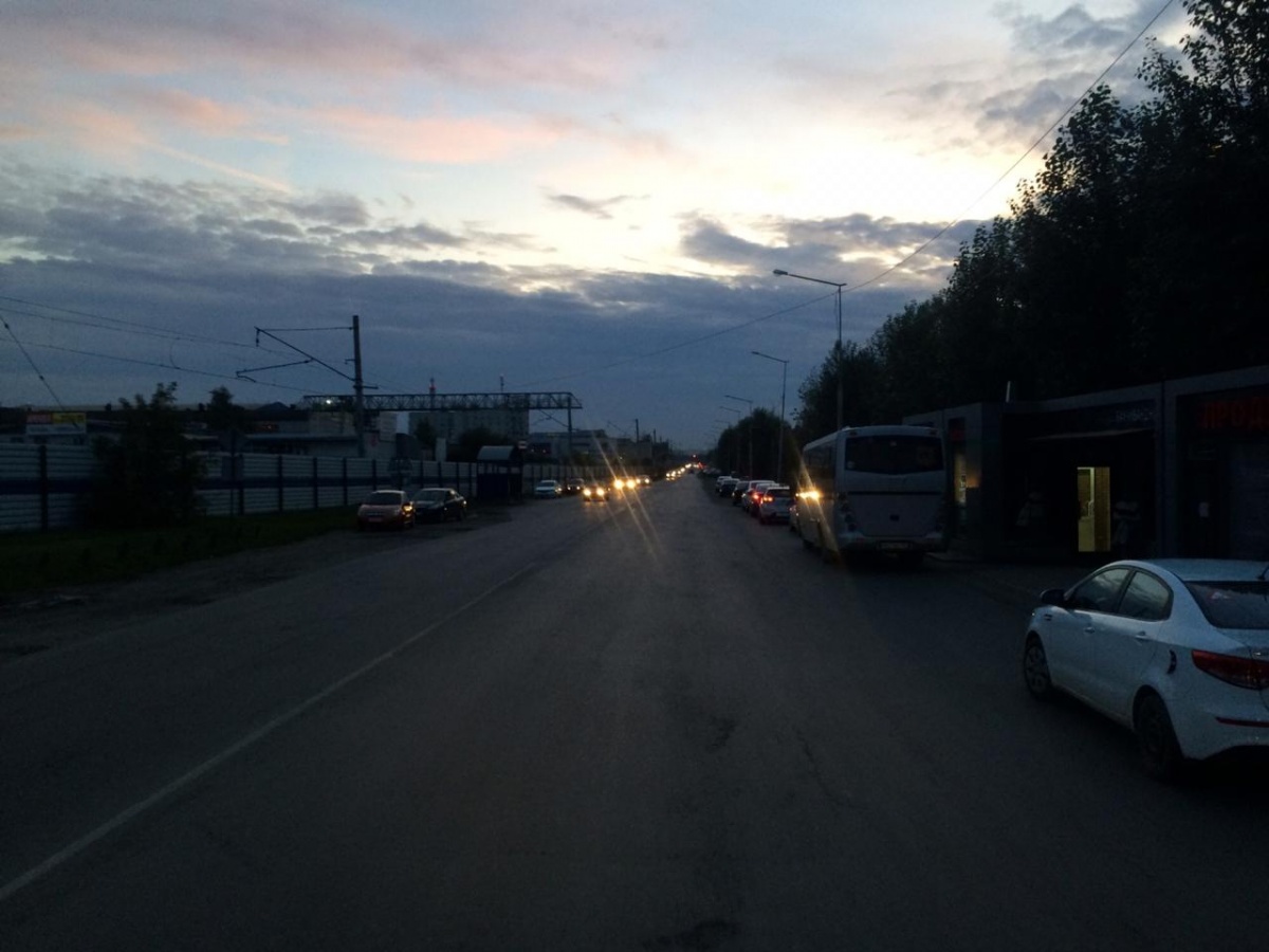 На снимке маршрутка подъехала к остановке вполне нормально. Но следующему за ней автобусу не хватило места из-за белой легковушки На снимке маршрутка подъехала к остановке вполне нормально. Но следующему за ней автобусу не хватило места из-за белой легковушки