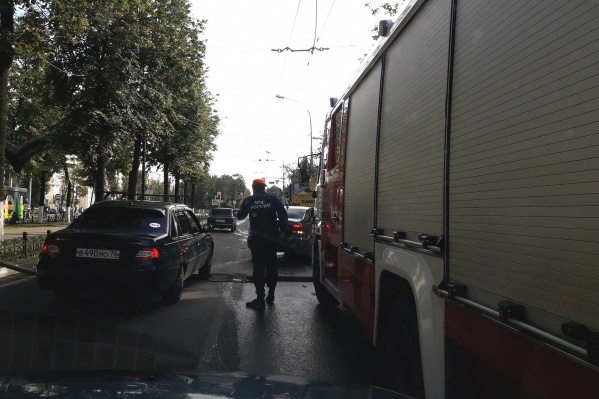 Спасатели тянут пожарный рукав через проспект Спасатели тянут пожарный рукав через проспект