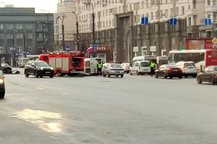 Авария произошла вечером 1 мая на перекрёстке проспекта Ленина и улицы Цвиллинга Авария произошла вечером 1 мая на перекрёстке проспекта Ленина и улицы Цвиллинга