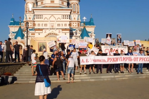 По информации организаторов, на митинг пришли более 100 человек По информации организаторов, на митинг пришли более 100 человек