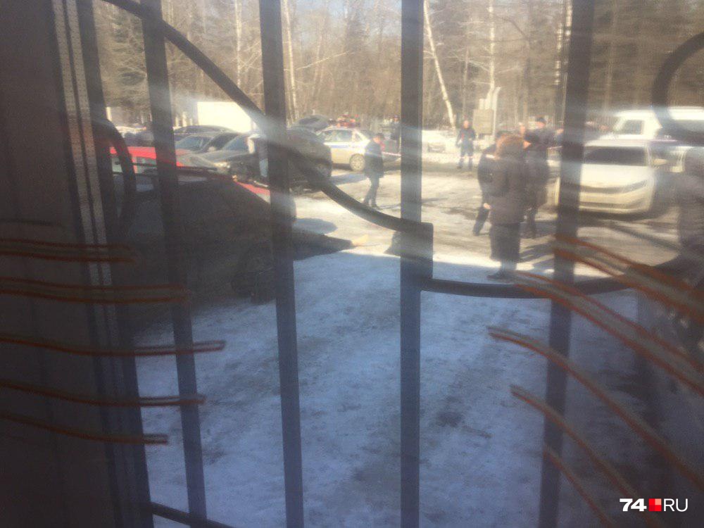 Из окна церковной лавки очень хорошо просматривается место трагедии Из окна церковной лавки очень хорошо просматривается место трагедии