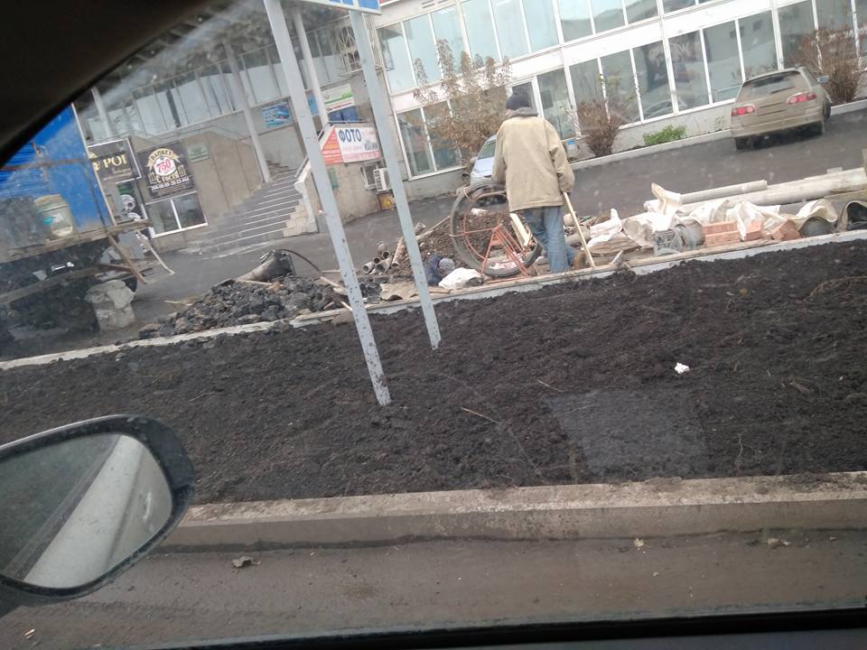 В Красноярске на «Космосе» разрыли свежий асфальт, уложенный неделю назад В Красноярске на «Космосе» разрыли свежий асфальт, уложенный неделю назад