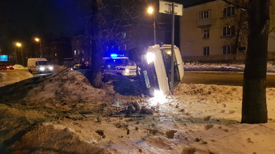 «Водитель еле стоял на ногах»: в Ярославле машина врезалась в дерево. Кадры с места
