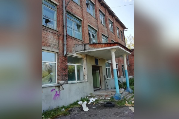 Раньше в этом здании располагалась школа Раньше в этом здании располагалась школа