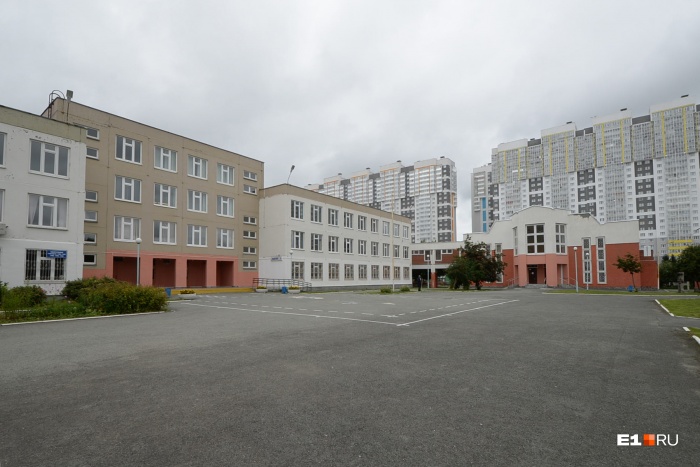 Комплекс относится к 176-й гимназии Комплекс относится к 176-й гимназии