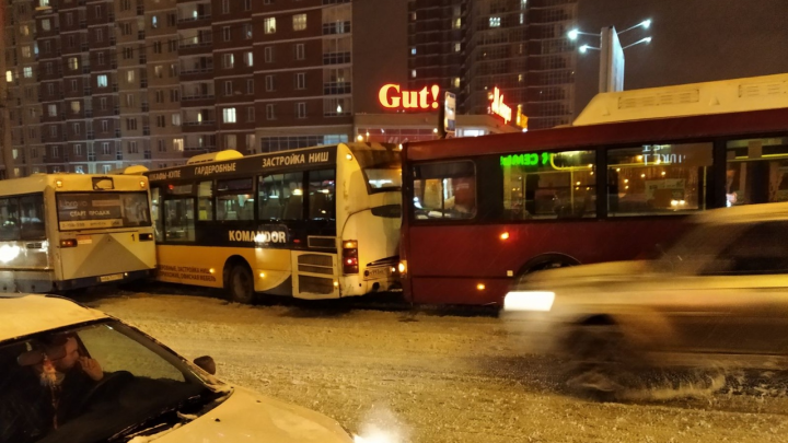 В Перми на остановке «Уинская» столкнулись три автобуса: обошлось без пострадавших