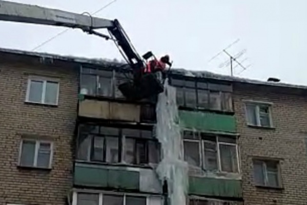 Огромную сосульку сбили только после шумихи вокруг неё Огромную сосульку сбили только после шумихи вокруг неё