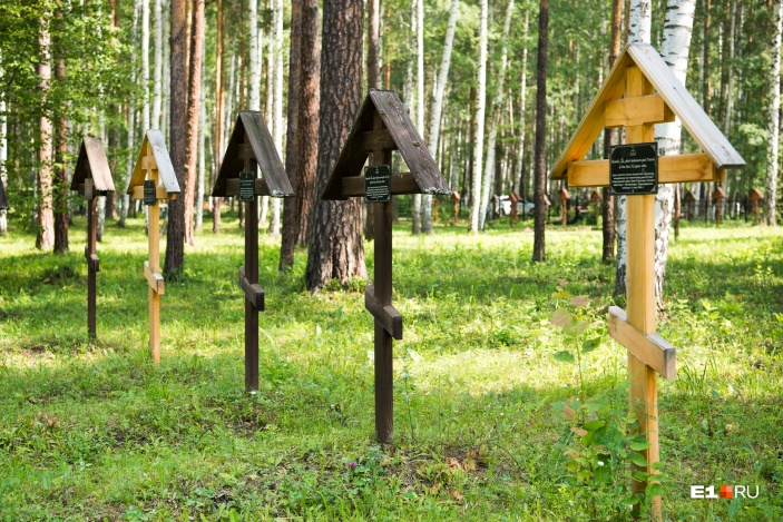 Под этими надгробиями — останки, которые перезахоронили с бывшего кладбища в Зеленой Роще Под этими надгробиями — останки, которые перезахоронили с бывшего кладбища в Зеленой Роще