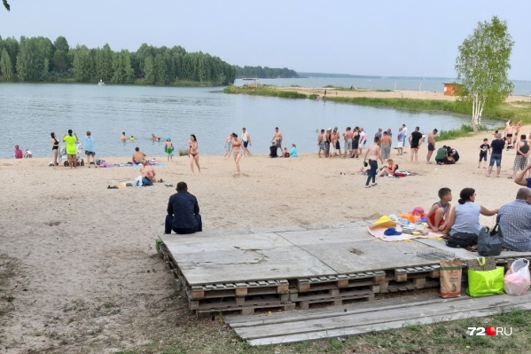Купаться на Андреевском запрещено, но на пляже яхт-клуба нет табличек, предупреждающих об этом Купаться на Андреевском запрещено, но на пляже яхт-клуба нет табличек, предупреждающих об этом