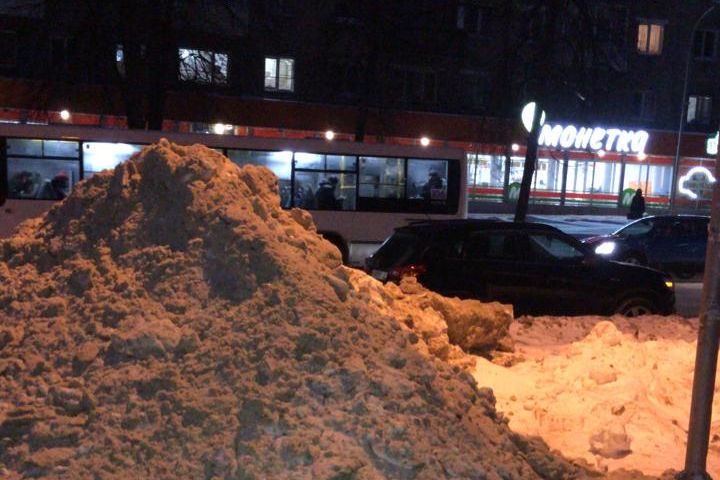 Огромная гора снега образовалась на Богдана Хмельницкого Огромная гора снега образовалась на Богдана Хмельницкого
