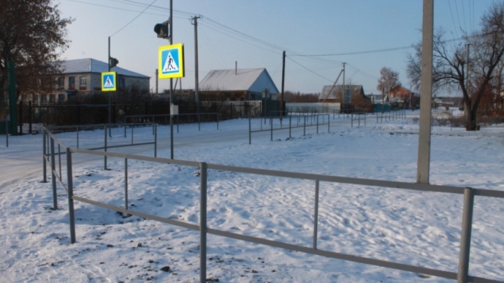 В Петухово установлены светофор и ограждение на пешеходном переходе у школы и детского приюта