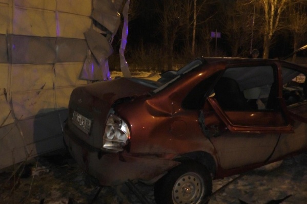 Lada на огромной скорости впечаталась в дом. О чем думал ее водитель, когда давил на газ? Lada на огромной скорости впечаталась в дом. О чем думал ее водитель, когда давил на газ?